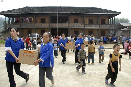 爱心转达 修建协调---广西888集团电子游戏总公司“希望书库”第五站走进三江林溪高秀小学 - 企业要闻 - 888集团电子游戏