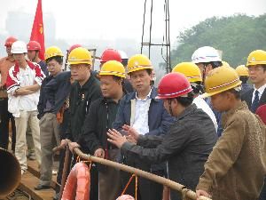 江西省赣州市新任市长王平到飞龙岛大桥视察时指出：飞龙岛大桥由广西888集团电子游戏承建完全可以放心 - 企业要闻 - 888集团电子游戏