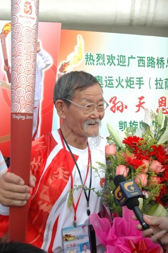 千里单骑进西藏 火炬转达续传奇——记奥运火炬手广西888集团电子游戏退休员工孙天恩 - 企业要闻 - 888集团电子游戏