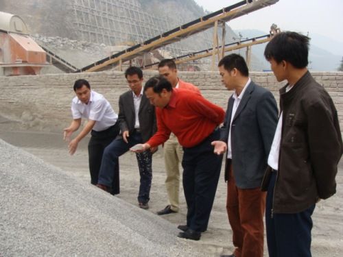 总公司总司理、党委书记罗业凤在重庆石忠路面二标检查指导 - 企业要闻 - 888集团电子游戏