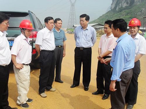 广西交通投资集团有限公司党委书记董事长余昌文、中共河池市委副书记河池市长谢志刚等向导视察六河十标 - 企业要闻 - 888集团电子游戏