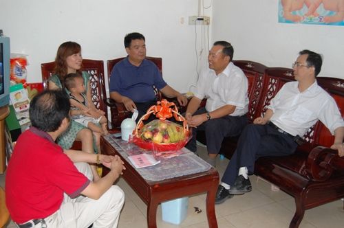 总公司向导“六一”儿童节前夕亲热慰问厄瓜多尔项目员工子女 - 企业要闻 - 888集团电子游戏