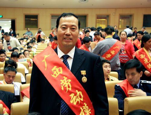 我公司罗业凤总司理、一分公司龙永强总司理荣膺“广西劳动模范”殊荣 - 企业要闻 - 888集团电子游戏