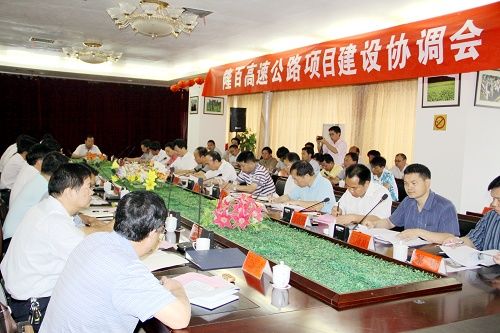 广西888集团电子游戏依然是广西交通建设的主力军——广西交通运输厅党组书记黄华宽在视察隆百路时指出 - 企业要闻 - 888集团电子游戏