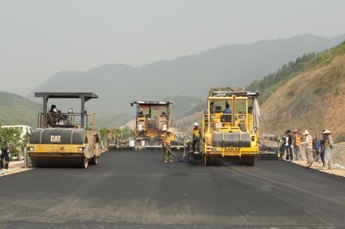 隆百F标最先橡胶沥青混凝土面层大规模施工 - 企业要闻 - 888集团电子游戏