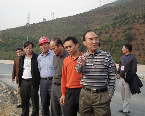 自治区交通运输厅党组书记黄华宽、副厅长梁毅莅临公司隆百路项目视察 - 企业要闻 - 888集团电子游戏