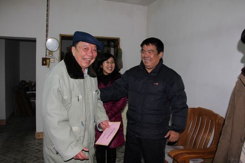 公司向导亲热探望慰问退休员工和厄国项目员工眷属 - 企业要闻 - 888集团电子游戏