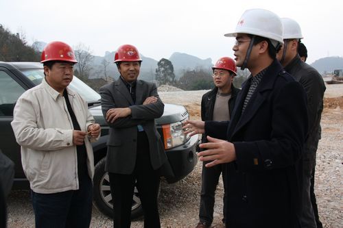 贵州省高速公路开发总公司党委书记、总司理耿黔生亲临惠镇2标并慰问春节时代留守工地员工 - 企业要闻 - 888集团电子游戏