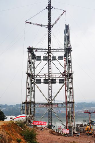 波司登大桥(合江长江一桥)扣塔装置迅速推进 - 企业要闻 - 888集团电子游戏