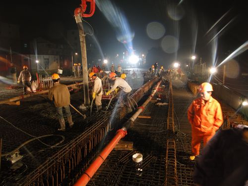 一连作业25小时再掀施工新热潮——百色市东合大桥引桥左幅混凝土浇筑顺遂完成 - 企业要闻 - 888集团电子游戏