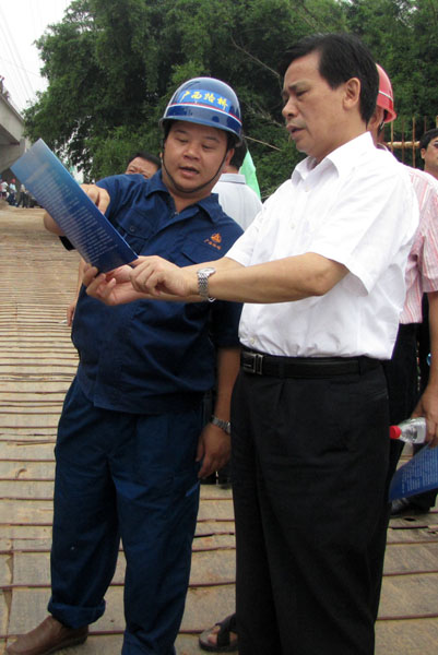 广西888集团电子游戏总公司是一个很有战斗力的公司——赣州市市长王平一行到在新世纪大桥指导事情时体现 - 企业要闻 - 888集团电子游戏