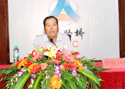 搭建平台 培育新人 配合生长——罗业凤总司理在2010～2011年度“导师带徒”事情总结表扬会上作主要讲话 - 企业要闻 - 888集团电子游戏
