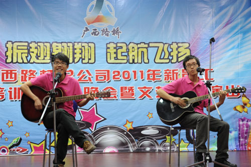 给青春插上同党 让梦想以后绽放——2011年新员工岗前培训班结业晚会暨文艺汇报演出取得圆满乐成 - 企业要闻 - 888集团电子游戏