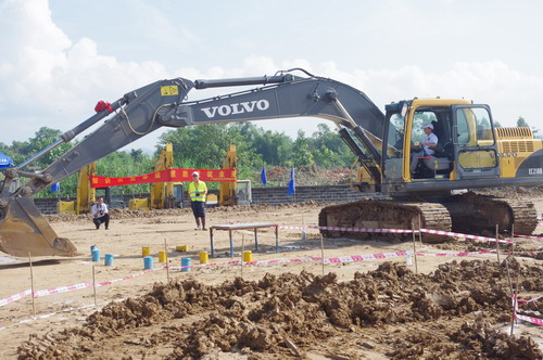 “掘战达人”2011沃尔沃杯首届天下挖掘机操作手大赛在广西888集团电子游戏机械维修租赁公司火热开战 - 企业要闻 - 888集团电子游戏