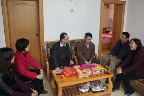 公司向导慰问走访难题员工 - 企业要闻 - 888集团电子游戏