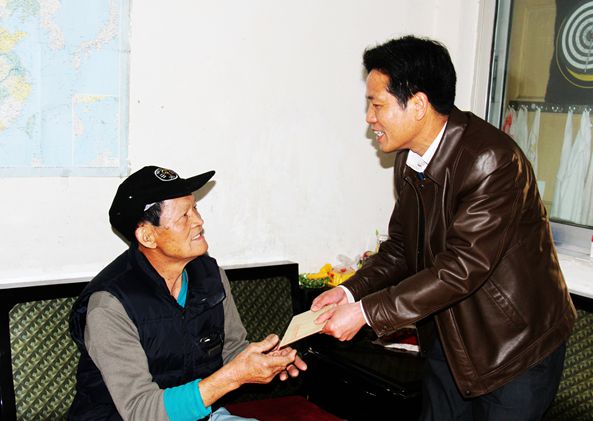 公司向导春节前走访慰问生涯难题老党员及退休职工 - 企业要闻 - 888集团电子游戏