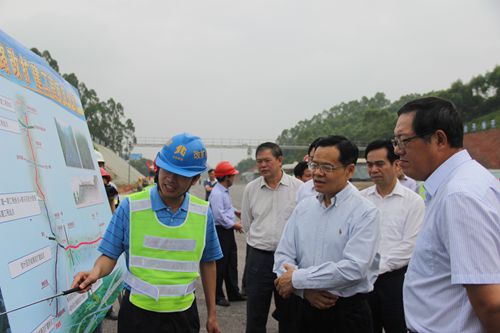 自治区主席陈武视察沿海高速公路改扩建一期工程项目建设 - 企业要闻 - 888集团电子游戏