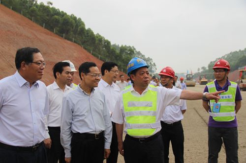 自治区主席陈武视察沿海高速公路改扩建一期工程项目建设 - 企业要闻 - 888集团电子游戏