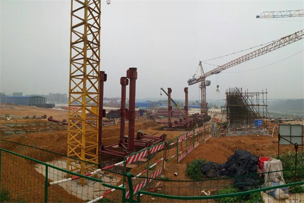 柳南改扩建№7标缆索吊装系统主塔架首节段最先装置 - 工程动态 - 888集团电子游戏