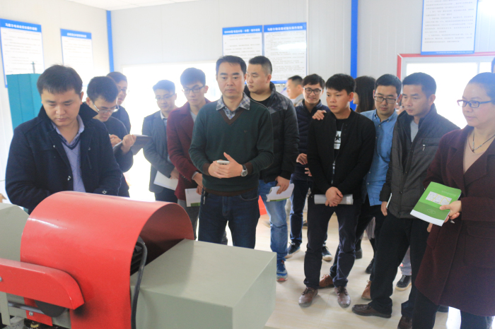 长长公司总工程师青志刚与学员一同观摩学习.jpg