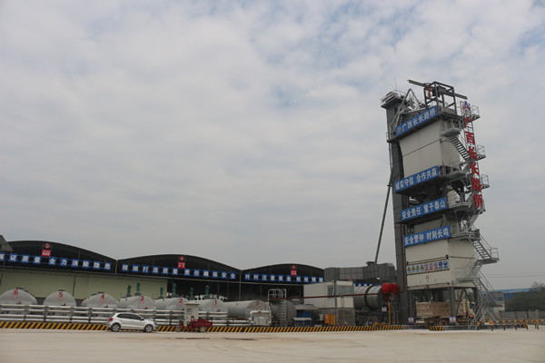 集团公司首套安迈5000型沥青拌和站在柳南11标顺遂焚烧  - 企业要闻 - 888集团电子游戏