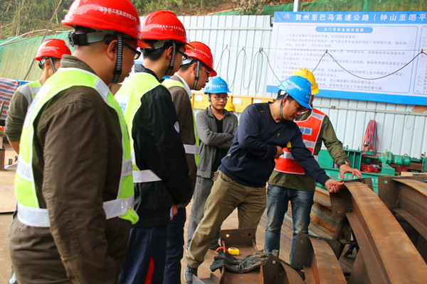 图一：召开进洞前现场聚会，，，检查钢拱架.jpg